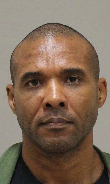 Sheriff: MMA fighter facing ‘pending murder charges’ escapes